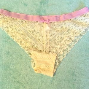 💝NWOT💝 Lovely cream colored lace &lavender band.